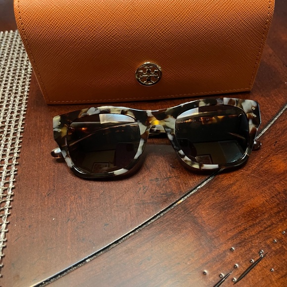 Tory Burch 50mm Polarized Gradient Small Square Sunglasses main image 6